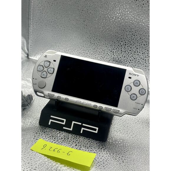 psp 2000 sliver  w/accessories & new battery - Picture 8 of 8